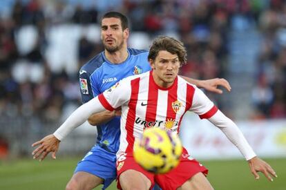 Dubarbier y Arroyo pugnan por un bal&oacute;n.