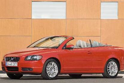 Con el techo metálico plegado en el maletero, el nuevo C70 tiene aspecto casi de biplaza porque apenas se ven las plazas traseras. El diseño del frontal y el lateral mantienen el estilo de Volvo.