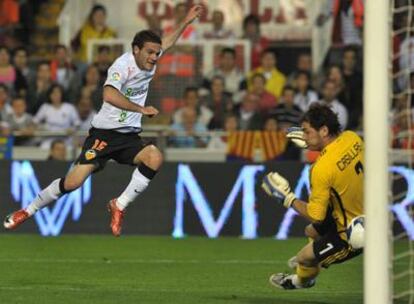 Mata supera a Casillas y logra el primer gol del Valencia.