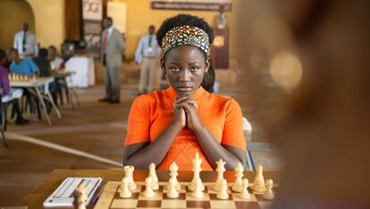 "Rainha de Katwe": O filme feelgood do ano é esta cinebiografia de Phiona Mutesi, uma jovem ugandense que com 11 anos se transformou em uma das melhores enxadristas do mundo. Uma nova abordagem desta outra África que não costumamos ver nas telas do cinema e que confirma Lupita Nyong’o como uma das atrizes jovens mais carismáticas. Autor: Carlos Megía. Foto: Disney