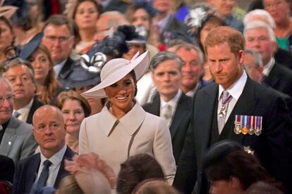 Enrique de Inglaterra y Meghan Markle a su llegada a la misa de Acción de Gracias en honor a los 70 años en el trono de Isabel II celebrada en la catedral de San Pablo, en el centro de Londres.