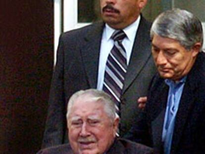 Pinochet, ante el Hospital Militar de Santiago, el pasado viernes.