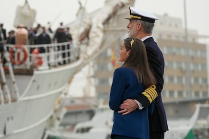 Los Reyes Felipe VI y Letizia, se despiden de la princesa de Asturias, Leonor de Borbn, este sbado en el puerto de Cdiz. 