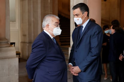 El presidente del Gobierno, Pedro Sánchez, conversa con el presidente del Tribunal Constitucional, Juan José González Rivas, en el homenaje a las víctimas de la covid el día 15.