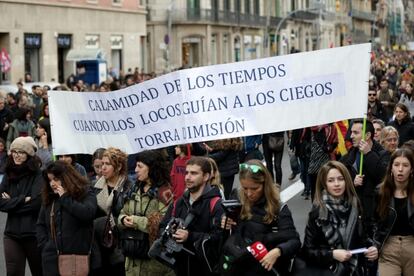 A la manifestación también se han unido funcionarios públicos, que reclaman que se le paguen las pagas extras de 2013 y 2014. Los servidores públicos catalanes son los únicos del Estado que no han recibido el dinero y el Govern alega que no lo puede pagar porque se lo impide el techo de gasto del Ministerio de Hacienda.