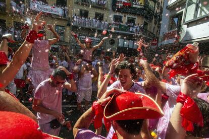 Uma multidão festeja durante a abertura oficial da festa, na praça da Prefeitura de Pamplona.