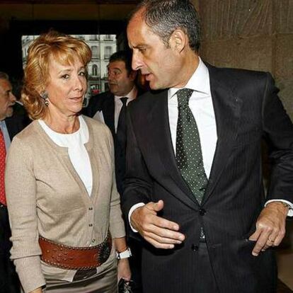 Esperanza Aguirre y Francisco Camps, ayer, poco antes de su reunión, en Madrid.