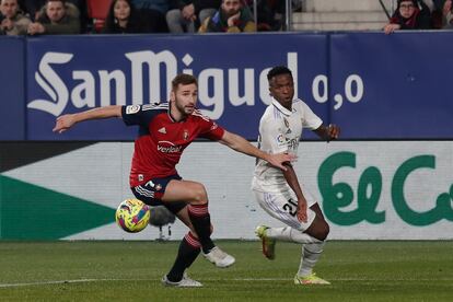 Vinicius Jr. disputa el balón con Jon Moncayola durante el partido entre el Osasuna y el Real Madrid del 18 de febrero de 2023.