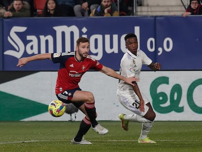 Vinicius Jr. disputa el balón con Jon Moncayola durante el partido entre el Osasuna y el Real Madrid del 18 de febrero de 2023.