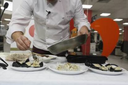 Momento del 'showcooking' cocinando humus de alcachofas.