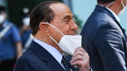 Silvio Berlusconi, a su salida del hospital de Milán tras superar la covid-19, el pasado septiembre.