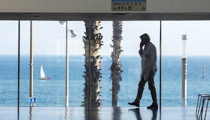 A doctor speaks at the Hospital del Mar.