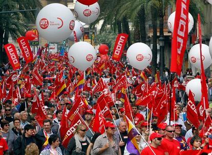 Miles de persones se manifestan en más de 80 ciudades españolas. En la imagen, la calle de las Barcas en Valencia