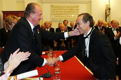 El Rey felicita a Gregorio Marañón y Bertrán de Lis en su ingreso en la Academia de Bellas Artes.