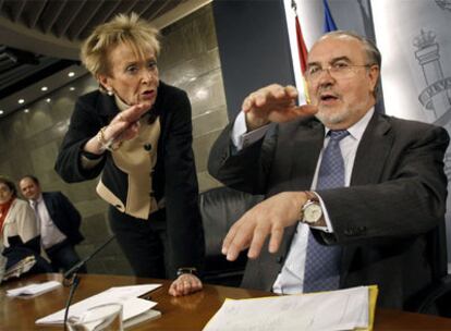 Fernández de la Vega y Pedro Solbes, al término de la conferencia de prensa de ayer en el palacio de la Moncloa.