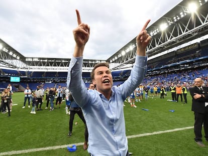 Rubi celebra junto a la afición la clasificación del Espanyol a la Europa League.