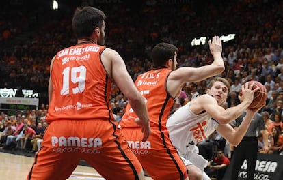 Doncic busca hueco ante Vives y San Emeterio