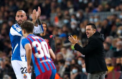 Xavi anima a su equipo desde la banda en el derbi contra el Espanyol.