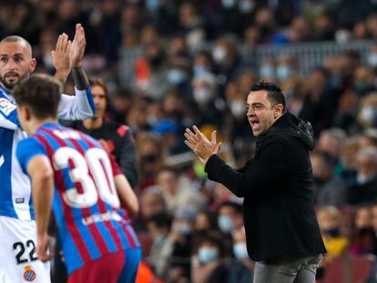 Xavi anima a su equipo desde la banda en el derbi contra el Espanyol.