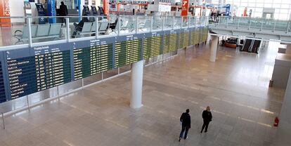 Vista del aeropuerto de Varsovia vacío de pasajeros por el cierre del espacio aéreo