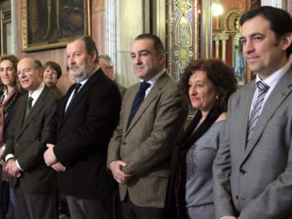 Areso (quinto por la derecha), con Bengoetxea a su lado, presenta los cambios en el equipo de gobierno bilbaíno.