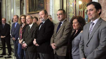 Areso (quinto por la derecha), con Bengoetxea a su lado, presenta los cambios en el equipo de gobierno bilbaíno.