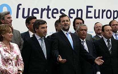 El líder del PP, Mariano Rajoy, flanqueado por Javier Arenas y Ángel Acebes, en la reunión de la dirección popular.