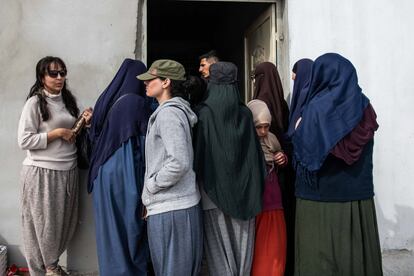 Varias mujeres esperan su turno en una tienda del mercado.
