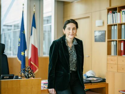 La ministra francesa de Deportes y Juegos Olímpicos y Paralímpicos, Amélie Oudéa-Castera, en su despacho el pasado 8 de abril.