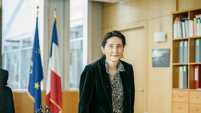 La ministra francesa de Deportes y Juegos Olímpicos y Paralímpicos, Amélie Oudéa-Castera, en su despacho el pasado 8 de abril.