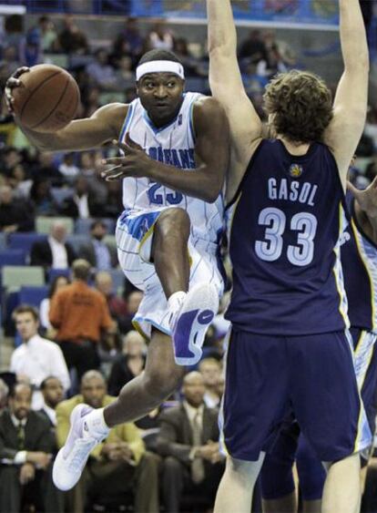 Marc Gasol marca al escolta Devin Brown.