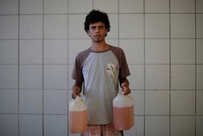 Sergio Silva, de 18 años, posa con la gasolina que compró para el coche de su padre.