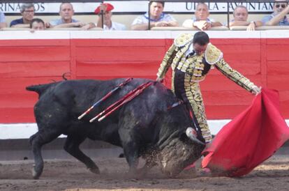 Enrique Ponce, con el primero de su lote, al que cort&oacute; una oreja.