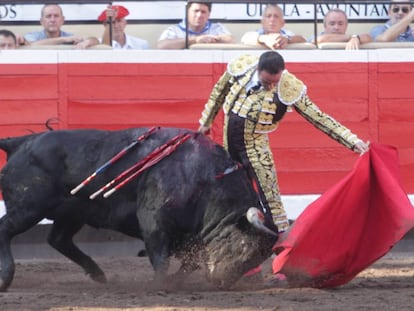 Enrique Ponce, con el primero de su lote, al que cort&oacute; una oreja.