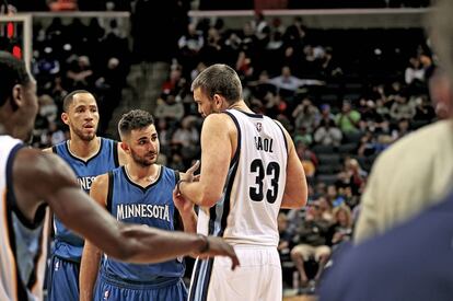 Marc Gasol (Memphis Grizzlies) charla con Ricky Rubio (Minnesota Timberwolves, de azul, a la izquierda) durante el partido amistoso que sus equipos disputaron, el pasado 18 de octubre, días antes del inicio oficial de la temporada NBA.