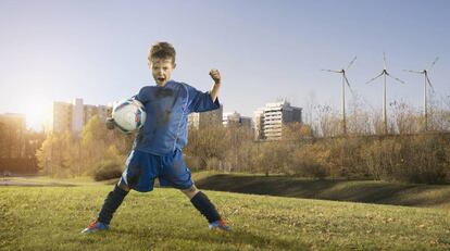 Un niño con un balón de fútbol, en una foto de archivo.