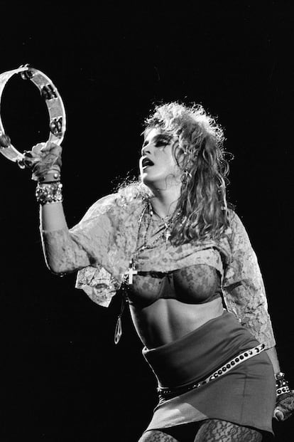 Durante su primera gira, The Virgin Tour, en 1985, derrochaba juventud y "ochenterismo". Y pensar que alguien dijo pocos años antes que Cyndi Lauper llegaría más lejos que ella...