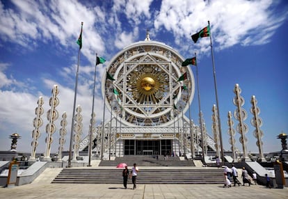 Todo al blanco. Edificio de mármol en la capital de Turkmenistán, país con las cuartas reservas del gas del planeta.