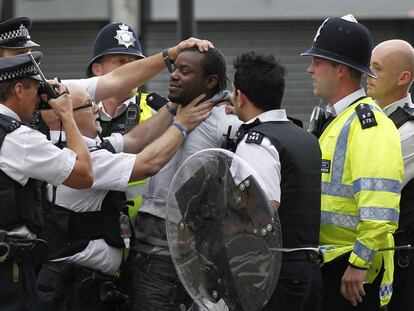 La policía detiene a un hombre durante los disturbios en Croydon, al sur de Londres.