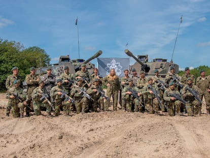 La princesa Amalia, heredera de los Países Bajos, con un tanque de batalla Leopard junto a soldados asignados al regimiento de Caballería que lleva su nombre, el llamado Regimiento de Húsares Princesa Catalina Amalia, en una fotografía tomada en junio de 2022.