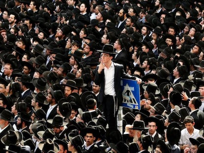 Jud&iacute;os ultraortodoxos, el martes en el funeral por el rabino Shteinman, en  Bnei Brak. 