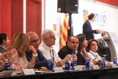 Duran Lleida (segon començant per l'esquerra) amb la vicepresidenta catalana.