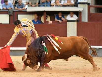 Miguel Ángel Perera muletea con la mano derecha al quinto de la tarde.