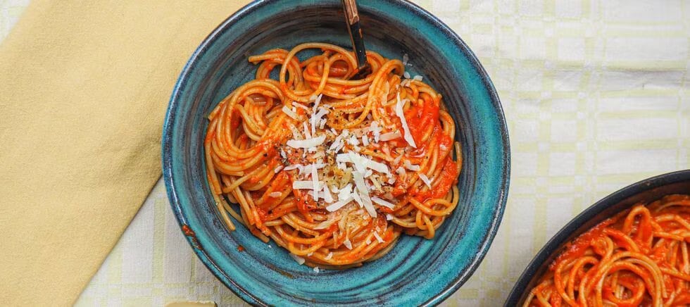 Con los pimientos asados también puedes hacer salsa para pasta