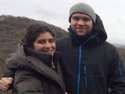 El doctorando británico Matthew Hedges y su esposa, Daniela Tejada, en una imagen difundida el pasado 11 de octubre.