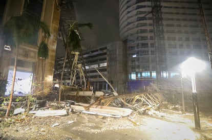 Escombros cubre el suelo tras la caída de una grúa en St. Petersburg (Florida), este jueves.