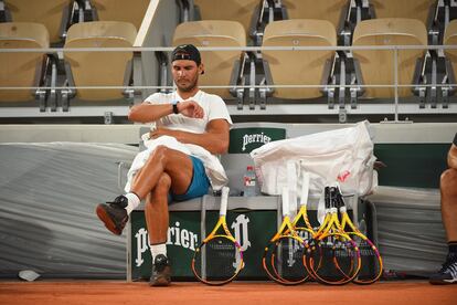 Nadal descansa durante su primer entrenamiento en Roland Garros, este jueves en París. / ROLAND GARROS