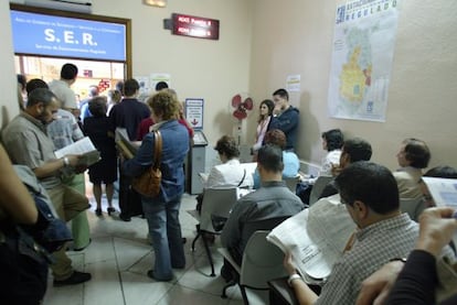 Decenas de personas hacen cola en oficina municipal en la que se puede renovar la tarjeta de aparcamiento de residente del Servicio de Estacionamiento Regulado de Madrid (SER)