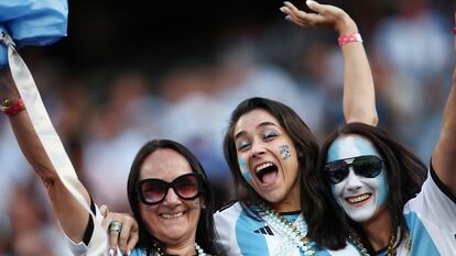 Aficionadas de apoyan a Argentina en el estadio MetLife, este 25 de junio.