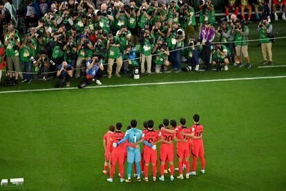 Los jugadores coreanos posan ante las cámaras para la foto oficial del partido contra Portugal. 
